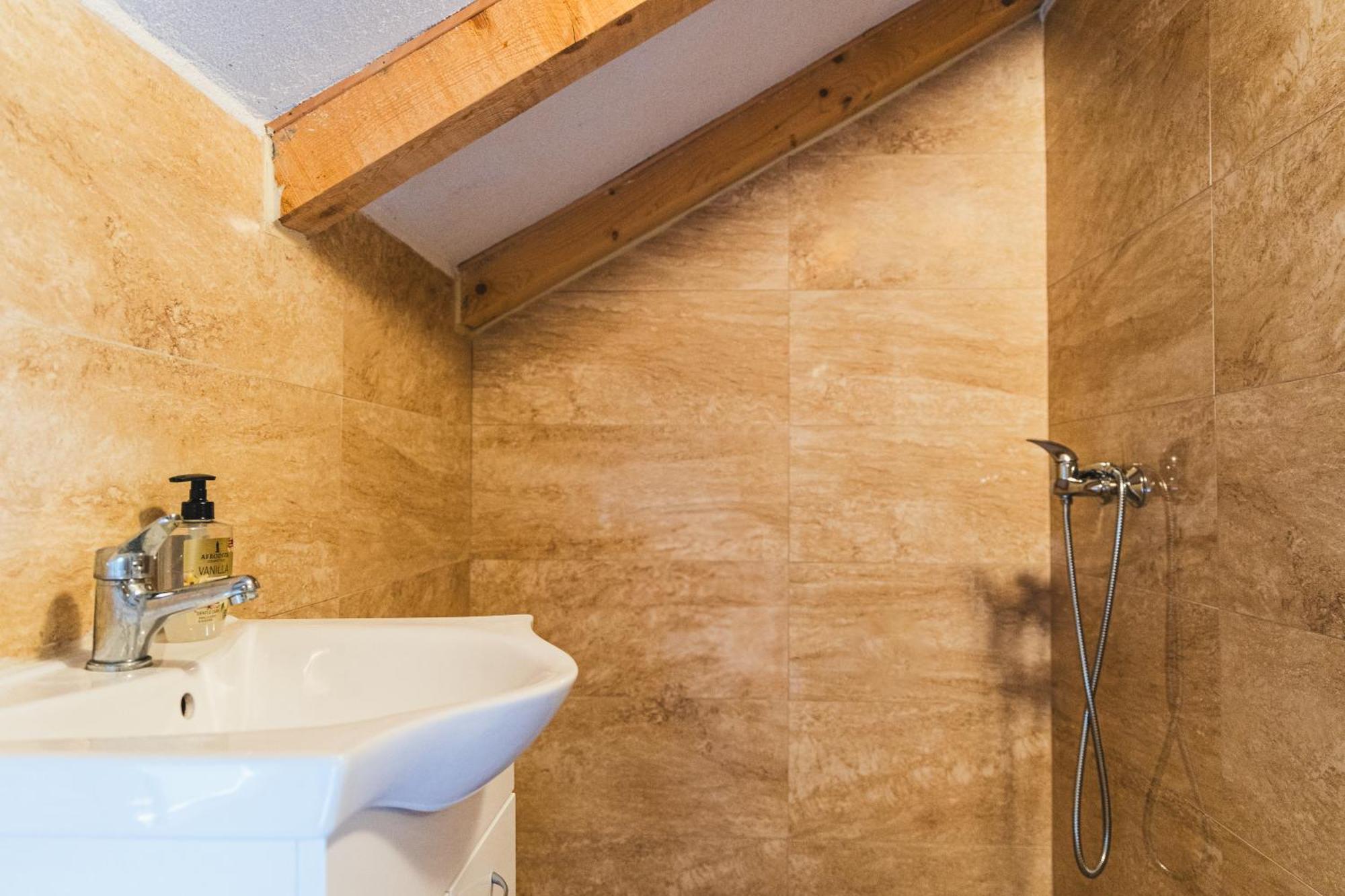 Country House Uros In Nature With Pool Lovorno Exteriér fotografie
